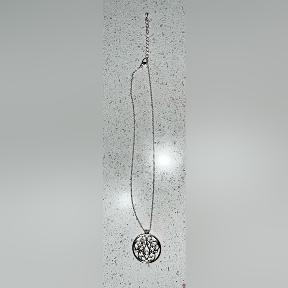 Beautiful Silver Tone Filigree Medallion Pendant Necklace 18” + 2” Extender - Picture 4 of 5